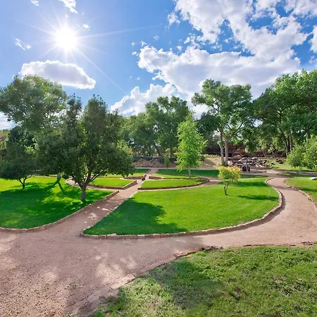 Sunrise Springs Station touristique